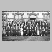 084-0001 Konfirmation 1935 in Schirrau. Unter den jungen Konfirmanden auch Gertrud Kraenzlein, geb. Wilkeneit.jpg